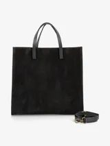 Cartera estructurada de gamuza color negro, con doble asa de mano y correa regulable y desmontable.