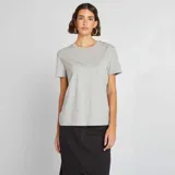 Remera gris de manga corta con cuello redondo y dobladillo en las mangas.