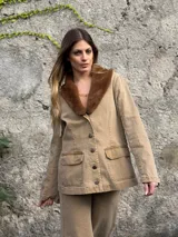 Chaqueta de gabardina color tostado con cuello de piel sintética en tono marrón, cierre frontal con botones y bolsillos delanteros con solapa.