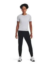 Pantalón de chándal Under Armour Unstoppable para mujer, color negro, con cintura elástica ajustable, bolsillos laterales con cierre y tobillos ajustados. Confeccionado en tejido ultracómodo, repelente al agua y de secado rápido.