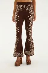 Pantalón oxford tejido de tiro alto, color marrón con estampado estilo paisley en tono crudo, silueta ajustada y botamanga acampanada.