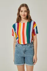 Blusa de mangas cortas con estampado de rayas verticales multicolores.
