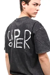 Remera gris de algodón con efecto acid wash, cuello redondo y mangas cortas. Presenta un pequeño logo estampado en el pecho y un estampado más grande en la espalda.