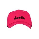 Gorra fucsia con logo Diadora bordado en negro en el frente y detalle de bandera italiana en el lateral.