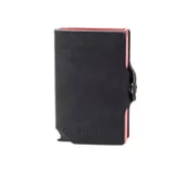 Billetera tipo tarjetero automático marca Baleine, con exterior de cuero sintético negro y estructura interna de aluminio color rojo. Cuenta con cierre de broche a presión.