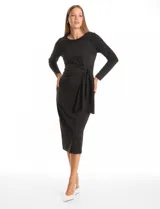 Vestido midi de seda fría elastizada, color negro, con silueta entallada, mangas largas y detalle de lazo fijo en el lateral de la cintura.