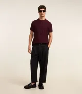 Polo de hombre de manga corta, color beige claro, con cuello mao y tapeta de dos botones.