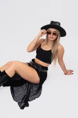Pollera larga de estilo asimétrico con transparencias y volados. Presenta un diseño con culotte incorporado, ideal para un look audaz y con movimiento.