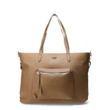 Cartera tipo tote de la marca Las Oreiro, color beige, confeccionada en material sintético con textura granulada. Presenta un bolsillo frontal con cierre metálico, doble asa de hombro y un pequeño detalle metálico en forma de labios en la parte superior.