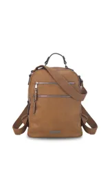 Mochila de cuero sintético con textura granulada, color verde oliva. Cuenta con dos bolsillos frontales con cierre metálico, asa superior rígida y correas ajustables de cinta textil. Incluye placa metálica decorativa en la parte inferior.