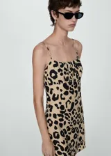 Vestido corto con estampado animal print de leopardo, tirantes finos y escote cuadrado. Confeccionado en tejido fluido con forro interior y cierre lateral invisible.