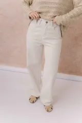Pantalón de jean de tiro medio-alto y pierna amplia con caída recta, color amarillo manteca, con diseño clásico de cinco bolsillos y cierre delantero con botón.