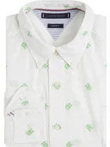 Camisa de corte regular confeccionada en popelín de puro algodón, con cuello de botones y estampado integral del monograma TH en color verde a contraste sobre fondo blanco.