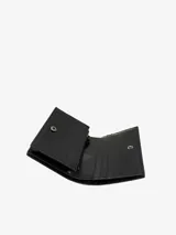 Billetera plateada de cuero con logo Diesel en relieve.