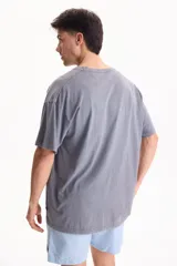 Remera oversize de manga corta y cuello redondo, confeccionada en algodón con acabado lavado estilo vintage.