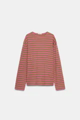 Camiseta de manga larga con cuello redondo y bajo recto, confeccionada en tejido de punto a rayas horizontales en tonos rosa fucsia y verde oliva.
