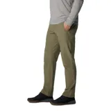 Pantalón de corte recto en color verde oliva, diseñado para actividades al aire libre. Cuenta con rodillas articuladas, múltiples bolsillos funcionales, incluyendo uno de seguridad con cremallera, y trabillas multifuncionales en la cintura.