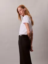 Remera Calvin Klein de manga corta color blanco, confeccionada en algodón, con cuello redondo y el logo de la marca en acabado metalizado en el pecho.