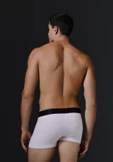 Boxer de algodón con cintura elástica, diseño ajustado y cómodo.