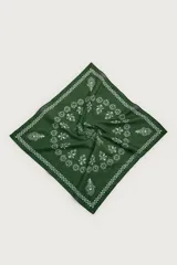 Bandana de algodón color verde oscuro con estampado gráfico y geométrico en blanco.