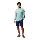 Remera de manga larga Columbia, color verde agua, con cuello redondo y mangas raglán. Presenta el logo de la marca en el pecho y estampado vertical en la manga izquierda.