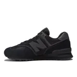Championes urbanos New Balance modelo 574 ML574EVE, color negro con detalles sutiles en tono oscuro, confeccionados con capellada de malla y superposiciones de gamuza, con el logo "N" característico en los laterales y entresuela con tecnología ENCAP.