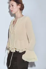 Pantalón cargo de tiro medio confeccionado en algodón, con diseño de pierna tipo balloon. Presenta bolsillos laterales de plastrón con solapa y botones a presión, trabillas en la cintura y detalle de trabilla con botón en el bajo.