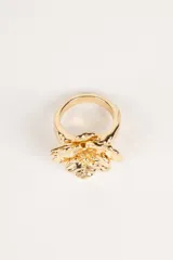Anillo dorado con forma de flor.