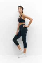Calza capri deportiva color celeste, de tiro alto y corte ajustado.