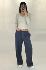 Pantalon deportivo de corte recto y tiro medio, confeccionado en tejido de algodón con cintura elástica y cordón ajustable. Presenta un diseño holgado y cómodo.