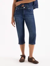 Jeans capri de tiro medio en color azul oscuro con lavado clásico, corte ajustado al cuerpo y largo por debajo de las rodillas.