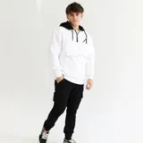 Canguro blanco con capucha forrada en negro, cierre parcial con cremallera, bolsillo tipo canguro con solapa y logo estampado en el pecho.