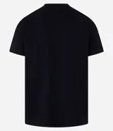 Remera de algodón con cuello redondo, mangas cortas y corte regular. Presenta un diseño con franjas horizontales en tonos contrastantes en la parte superior del pecho.