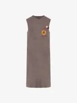 Vestido largo recto color gris con efecto lavado, sin mangas, cuello redondo y diseño con estampa pequeña en el frente y pulpo estampado en la espalda.