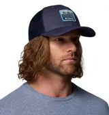 Gorro tipo trucker con paneles traseros de malla para mayor ventilación y cierre trasero ajustable a presión. Presenta un parche frontal con diseño de montañas y el logo de la marca.