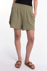 Short verde militar confeccionado en 100% algodón, con cintura elastizada y calce cómodo.