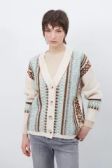 Cardigan de punto con escote en V y cierre frontal de botones. Presenta un diseño estampado con patrones geométricos en tonos beige, marrón y detalles en azul vibrante.