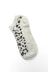 Pack de tres pares de medias cortas tipo ankle con estampado animal print lateral en colores blanco, negro y gris.