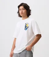 Remera boxy de algodón color blanco, con cuello redondo, manga corta y estampa en la espalda de Snoopy con anteojos de sol y Woodstock, junto a la inscripción "Takin' It Easy".