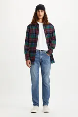 Jean Levi's modelo 512 Slim Taper de corte ajustado y tiro medio, con diseño de cinco bolsillos y cierre frontal con botón y cremallera.