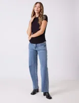 Remera de modal acanalado color celeste, con escote redondo a la base y manga corta.