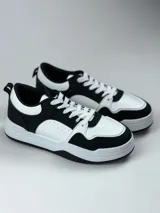 Championes blancos de estilo casual, con cordones y suela de goma.