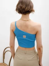 Top celeste de un hombro con textura acanalada y etiqueta con logo en la espalda.