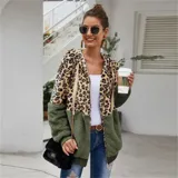 Campera tipo polar con cierre frontal, diseño combinado con estampado animal print en la parte superior y color verde en la parte inferior. Cuenta con capucha y cordones ajustables.