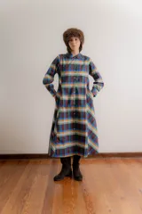 Vestido midi de corte camisero con cuello redondo, cierre frontal de botones y mangas largas. Confeccionado en popelina de algodón con un diseño de estampado a cuadros multicolor en disposición vertical y diagonal.