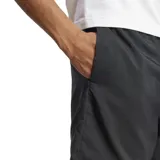 Shorts deportivos Adidas Essentials Small Logo Chelsea, color negro con logo blanco en la pierna izquierda, cintura elástica con cordón ajustable y corte clásico.