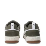 Championes urbanos Puma modelo Park Lifestyle, color verde oliva con detalles en blanco y suela de goma color crema con base marrón. Presentan el logo de la marca en el lateral y la lengüeta.