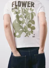 Remera de algodón blanca de corte recto con cuello redondo, manga corta y pequeño estampado en el pecho con la inscripción "Flower Market".