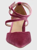 Zapato de tacón cuadrado medio, confeccionado en terciopelo color púrpura. Presenta un diseño de punta fina con tiras cruzadas en el empeine y cierre con hebilla ajustable en el tobillo.