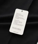 Pantalón de sastrería color negro, de corte recto y fluido. Presenta cintura estructurada con trabillas, cierre frontal con botón y cremallera, pliegues delanteros y bolsillos laterales funcionales.